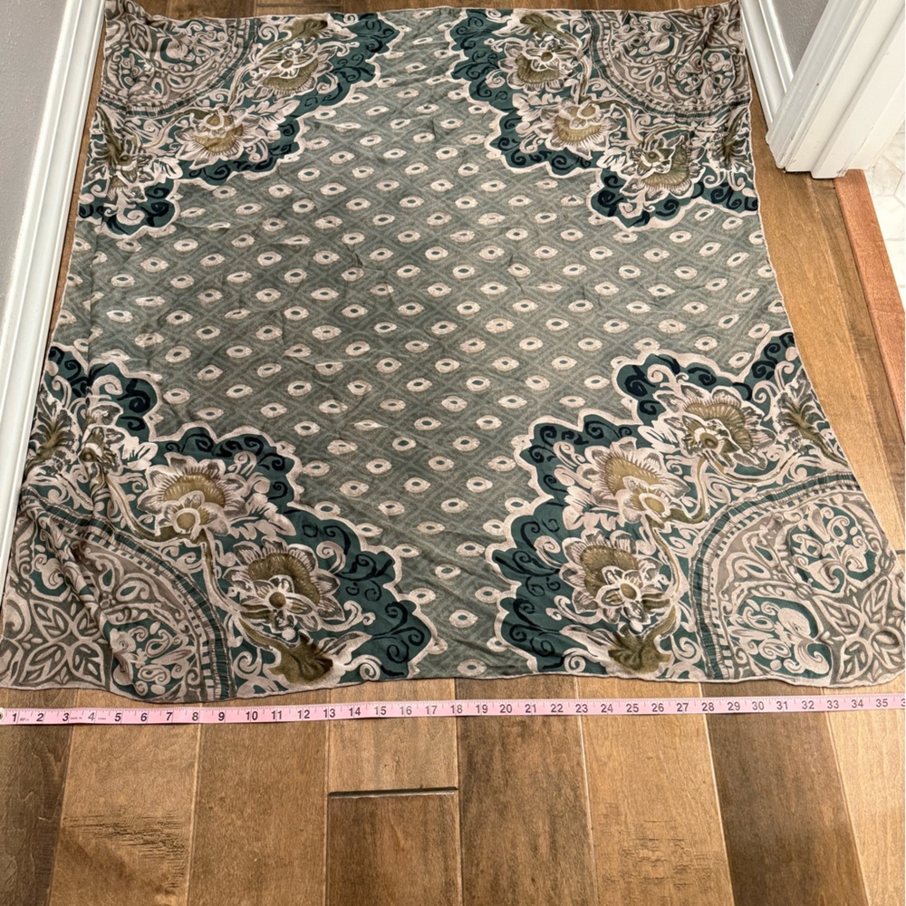 Elegant Floral Patterned Scarf